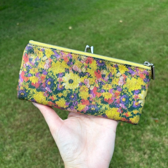 Hobo Lauren Daisies Floral Kiss Lock Clutch Wallet - Picture 2 of 10